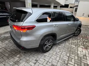 Toyota Highlander LE 2019 Silver