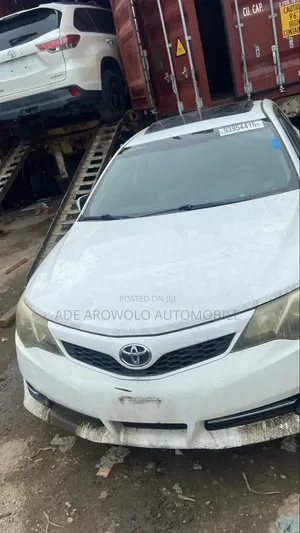 Toyota Camry SE 4dr Sedan (2.5L 4cyl 6A) 2012 White