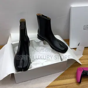 High Quality Luxury Maison Marigela Split Toe Boot