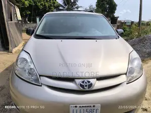 Toyota Sienna LE 2008 Gold