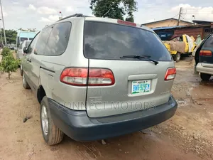 Toyota Sienna LE 2002 Gold