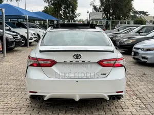 Toyota Camry XLE FWD (2.5L 4cyl 8AM) 2018 White