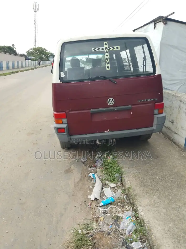 Volkswagen Transporter 2000 Red