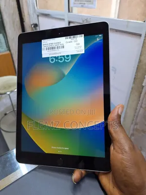 Apple iPad 9.7 128 GB Gray