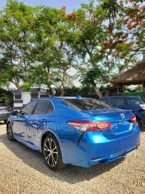 Toyota Camry XLE FWD (2.5L 4cyl 8AM) 2018 Blue
