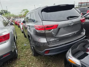 Toyota Highlander SE 4x4 V6 (3.5L 6cyl 8A) 2017 Gray