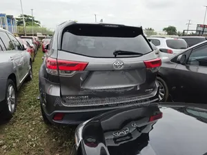 Toyota Highlander SE 4x4 V6 (3.5L 6cyl 8A) 2017 Gray