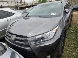 Toyota Highlander SE 4x4 V6 (3.5L 6cyl 8A) 2017 Gray