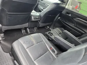 Toyota Highlander SE 4x4 V6 (3.5L 6cyl 8A) 2017 Gray
