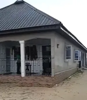 2bdrm Bungalow in Ugbomro, Warri for sale