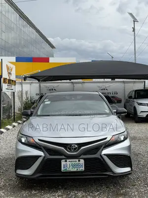Toyota Camry SE 2021 Silver