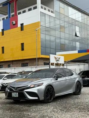 Toyota Camry SE 2021 Silver