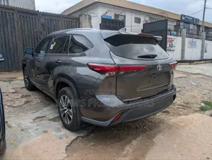Toyota Highlander XLE 2021 Gray
