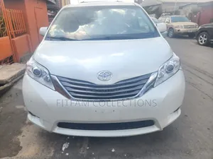 Toyota Sienna XLE 7 Passenger (3.5L 6cyl 6A) 2016 White