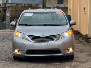 Toyota Sienna XLE Premium 8-Passenger 4dr Minivan (3.5L 6cyl 6A) 2015