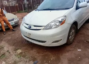 Toyota Sienna XLE AWD 2009 White
