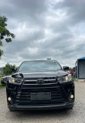 Toyota Highlander LE 2021 Black