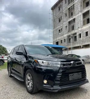 Toyota Highlander LE 2021 Black