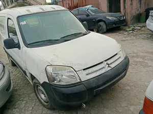 Bus 2005 White