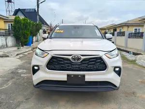Toyota Highlander XLE 2021 White
