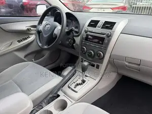 Toyota Corolla LE 4dr Sedan (1.8L 4cyl 4A) 2011 Gray