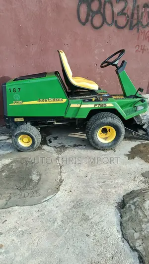 John Deere F725 — Commercial Lawn Tractor / Riding Mower