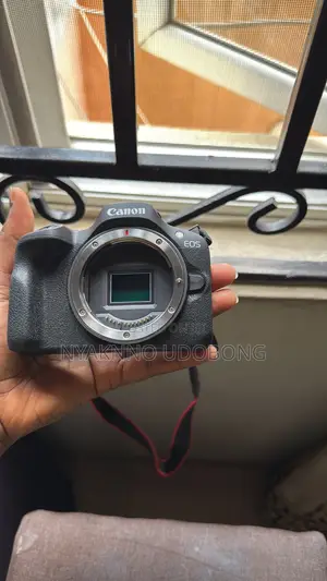 Canon Eos R100
