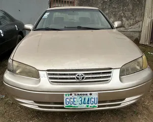 Toyota Camry LE 4dr Sedan (2.2L 4cyl 4A) 2000 Gold