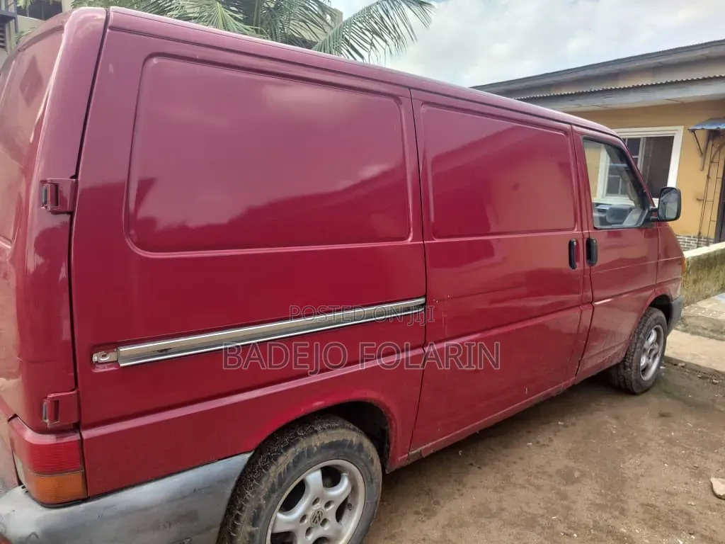 Volkswagen Transporter 2000 Red