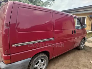 Volkswagen Transporter 2000 Red