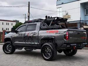Toyota Tundra Platinum 4dr CrewMax 4WD SB (5.7L 8cyl 6A) 2015 Gray