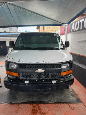 Chevrolet Suburban 2500 LT 2010 White