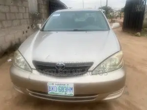 Toyota Camry LE 4dr Sedan (2.4L 4cyl 4A) 2004 Gold