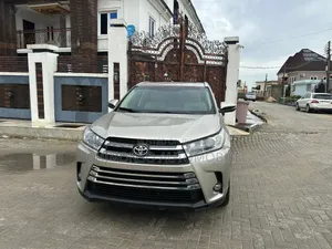 Toyota Highlander XLE 4dr SUV (3.5L 6cyl 6A) 2015 Gold