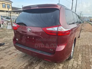 Toyota Sienna XLE 8 Passenger (3.5L 6cyl 6A) 2016 Burgundy
