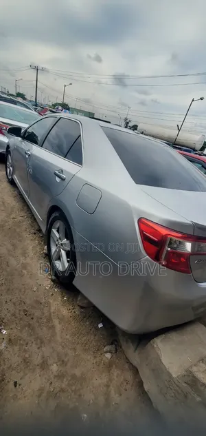 Toyota Camry SE 4dr Sedan (2.5L 4cyl 6A) 2013 Silver