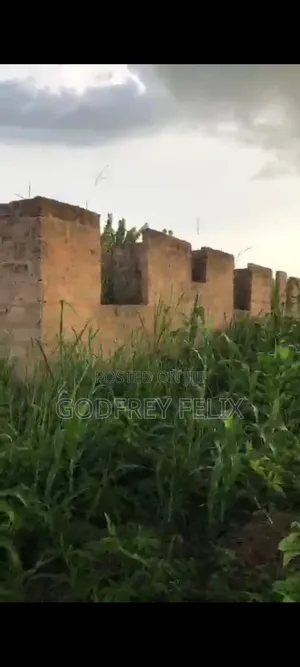 50 by 100 Land Space With 3bed on It for 14m at Aduwawa.