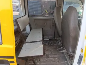 Isuzu Executive Bus 2005 Yellow