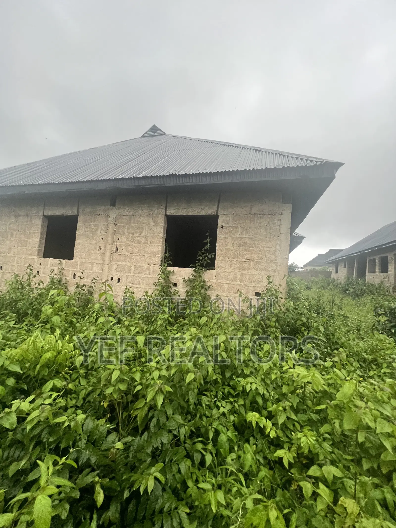 4×2br, 2×3br, 1×1br 5 Self-Contained Units.