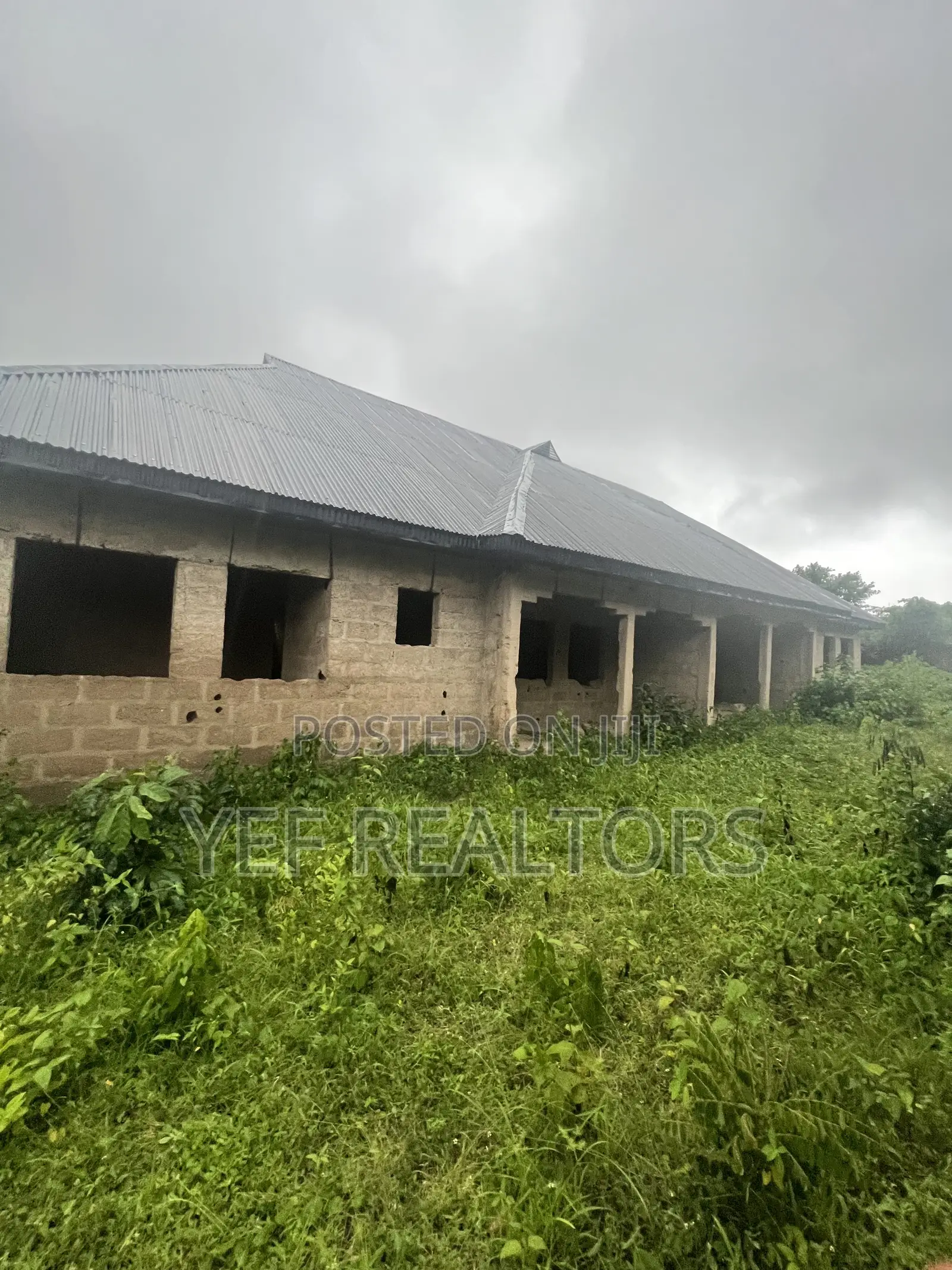4×2br, 2×3br, 1×1br 5 Self-Contained Units.