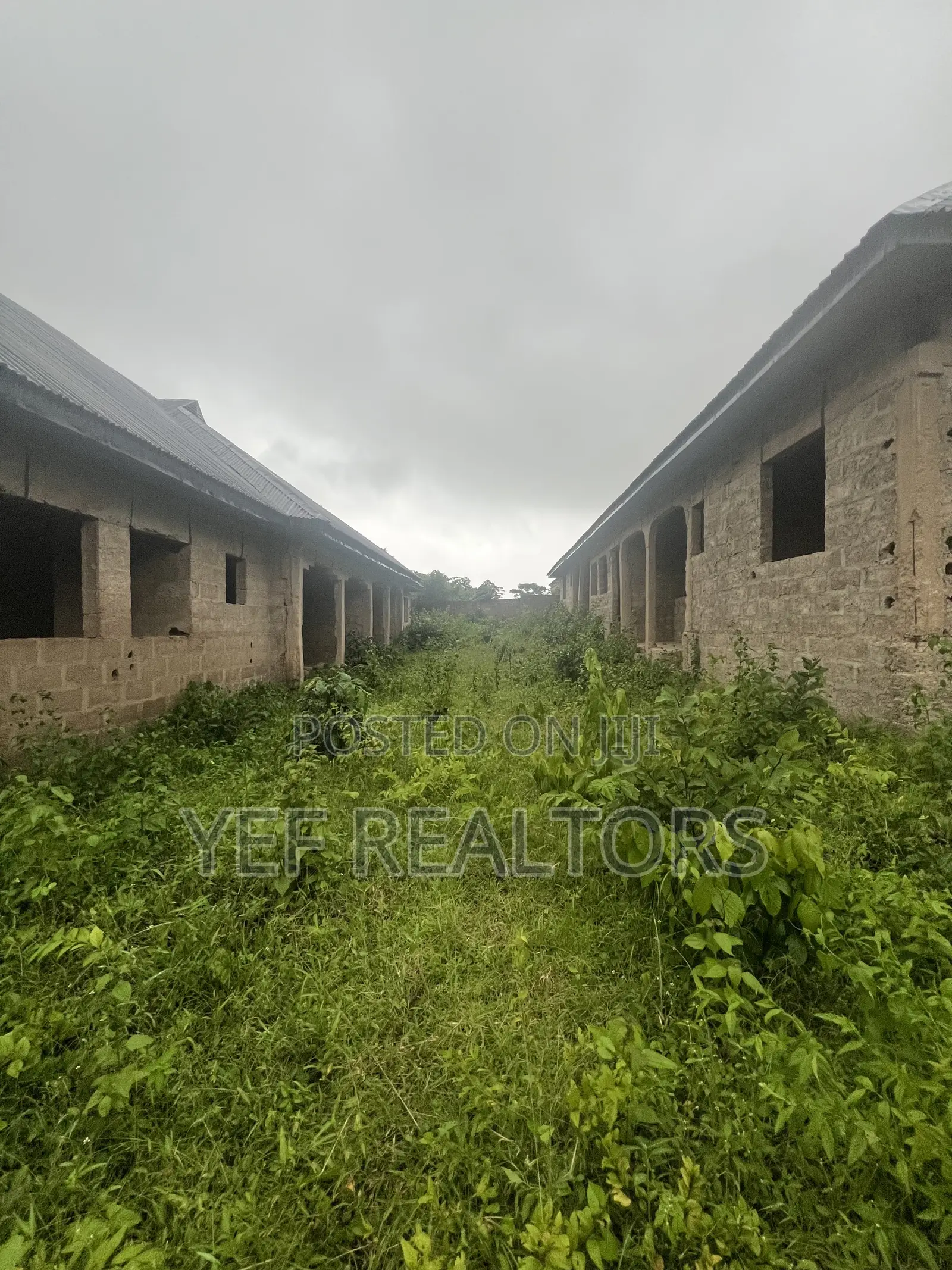 4×2br, 2×3br, 1×1br 5 Self-Contained Units.