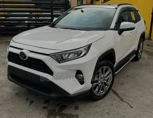 Toyota RAV4 XLE 2021 White