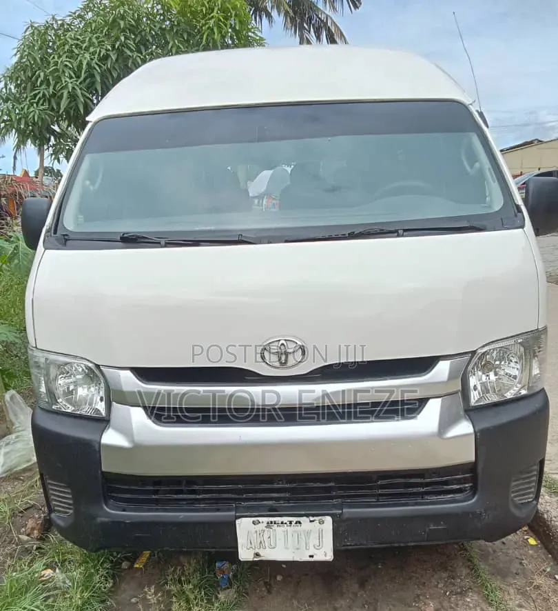 Toyota HiAce 2017 White