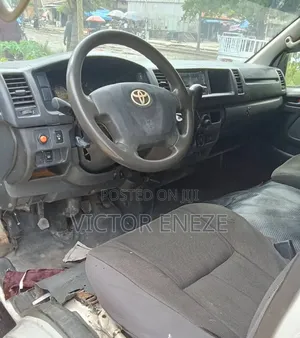 Toyota HiAce 2017 White