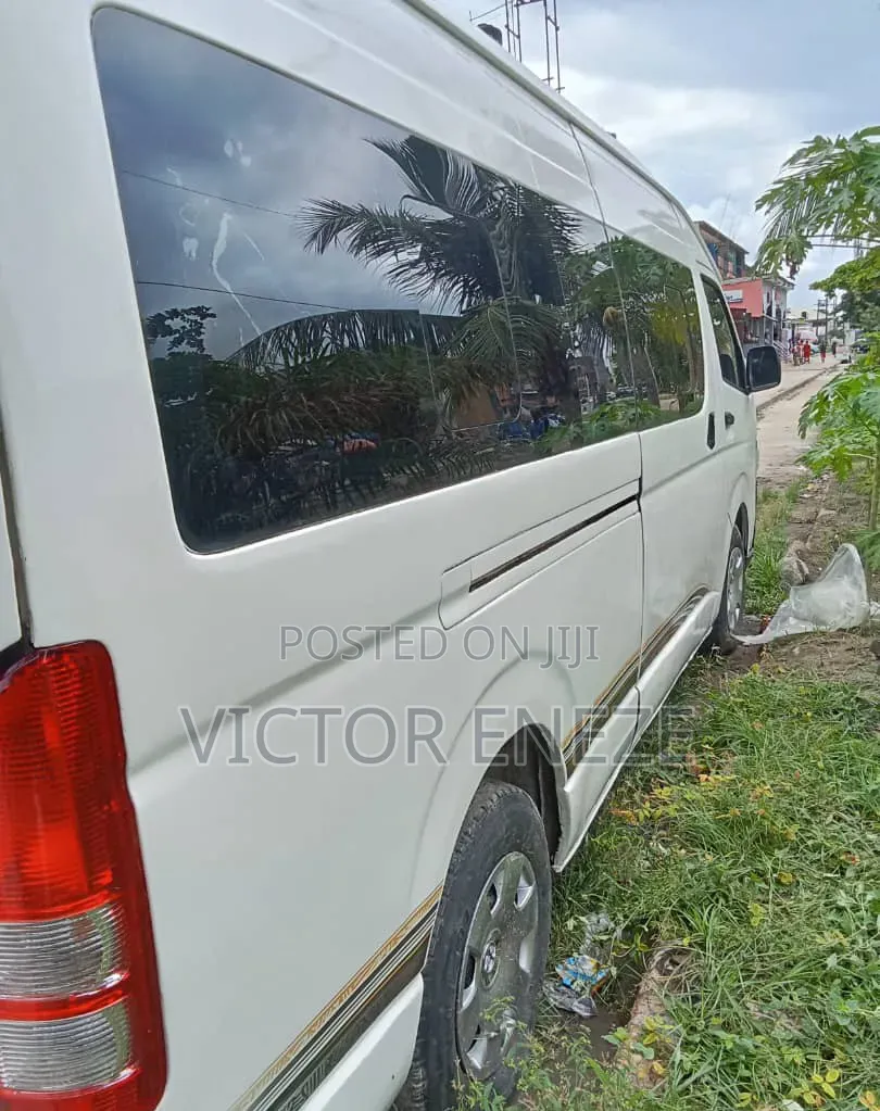 Toyota HiAce 2017 White