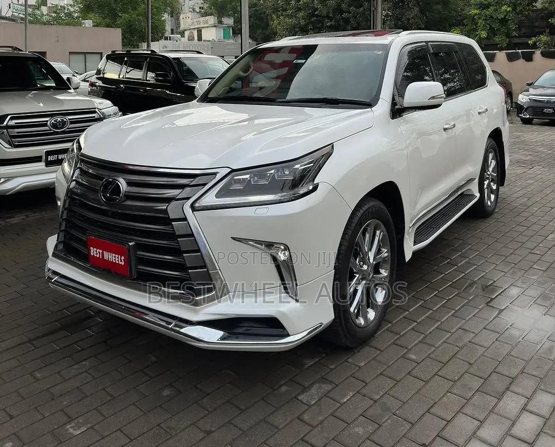 Lexus LX 570 AWD 2016 White