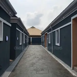 8bdrm Apartment in Elebu, Akala Express for sale