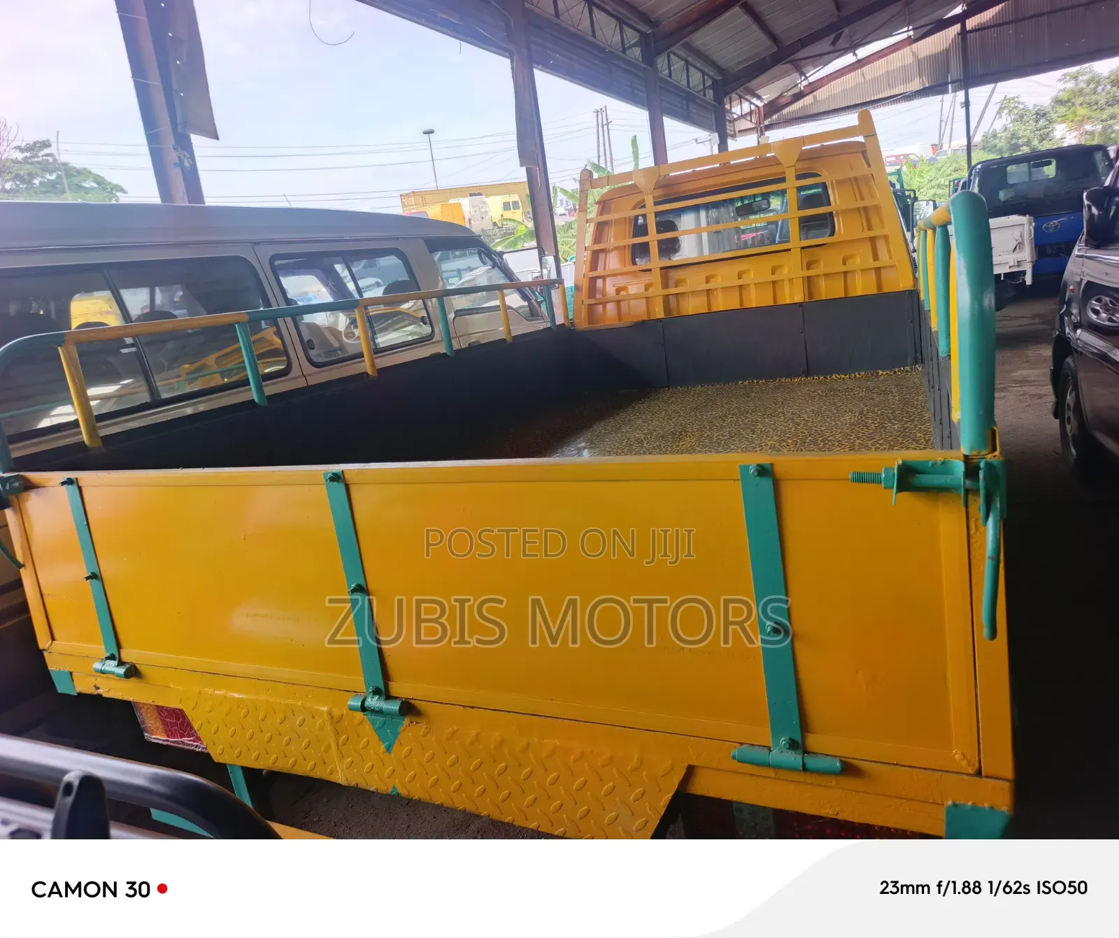 Mitsubishi Delica 2005 Yellow