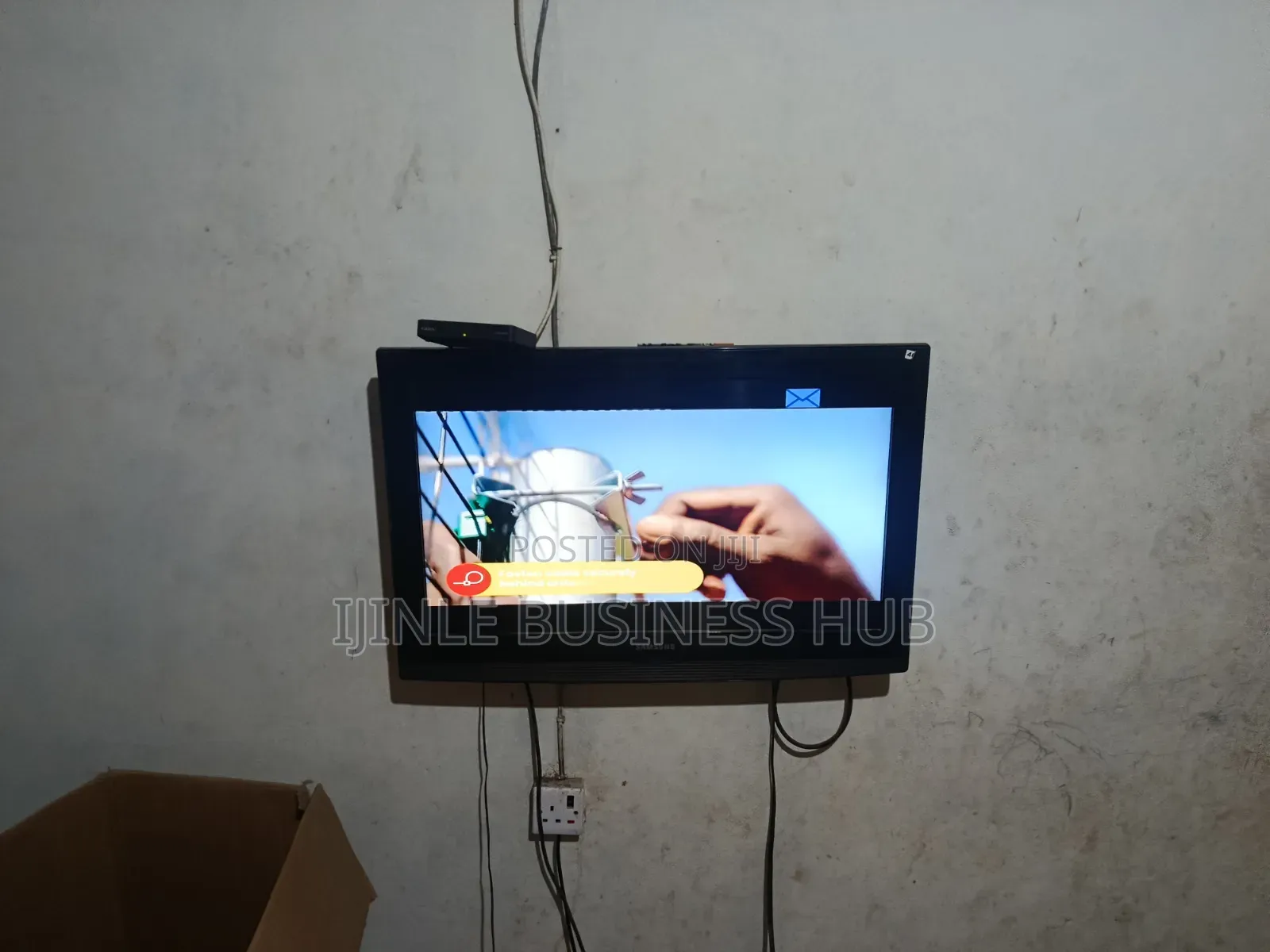 Clean 32" Samsung Smart Tv