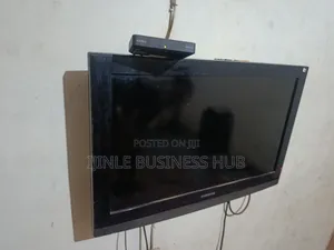 Clean 32" Samsung Smart Tv